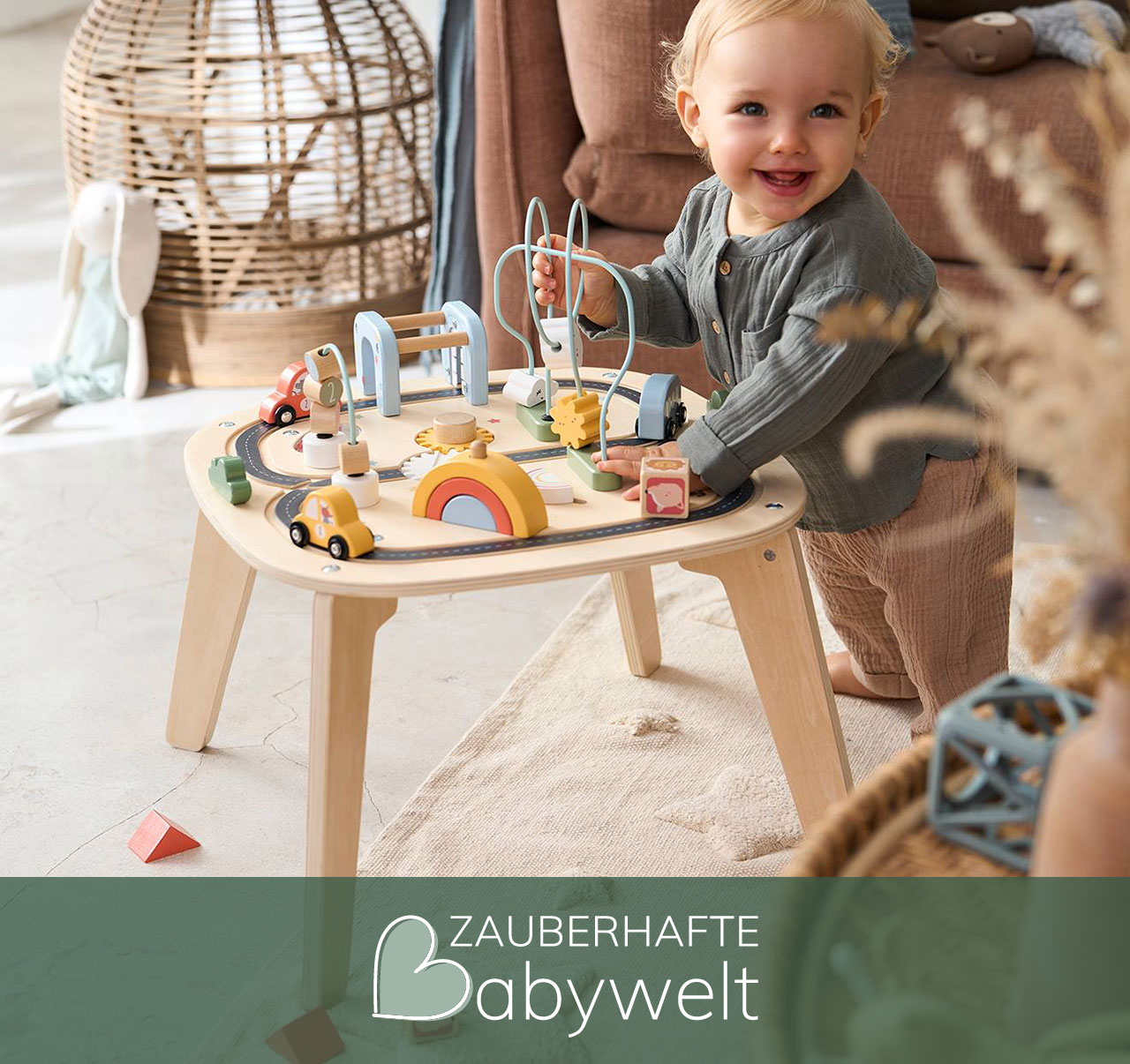 Baby auf dem Lernturm beim Hände waschen