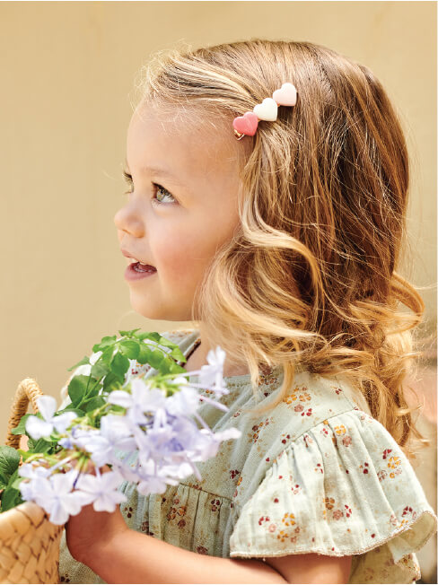 Mädchen im Kleid mit Blumen auf einer Hochzeit