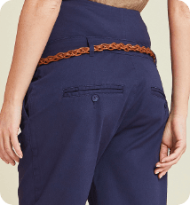 Kleine Details an Umstands-Chinos